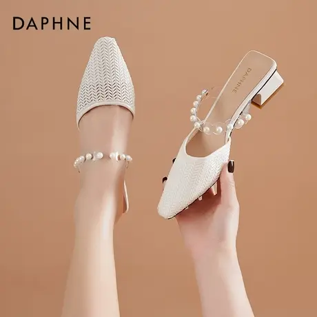 达芙妮白色时尚凉鞋2021年新款女一脚蹬镂空夏季透气中跟凉拖鞋图片